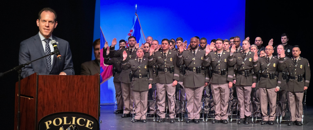 替代文字：並排合影：議會主席格拉斯在警官學院畢業典禮的講台上發表講話。畢業生上台宣誓。
