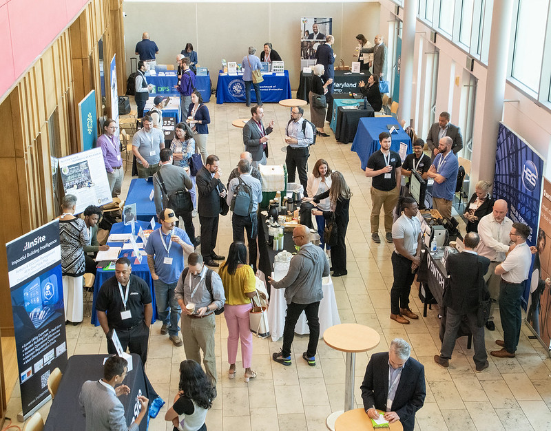 蒙哥馬利郡能源高峰會展廳人潮洶湧。