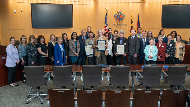 理事會成員與社區成員一起在理事會會議廳宣布Yom HaShoah公告。