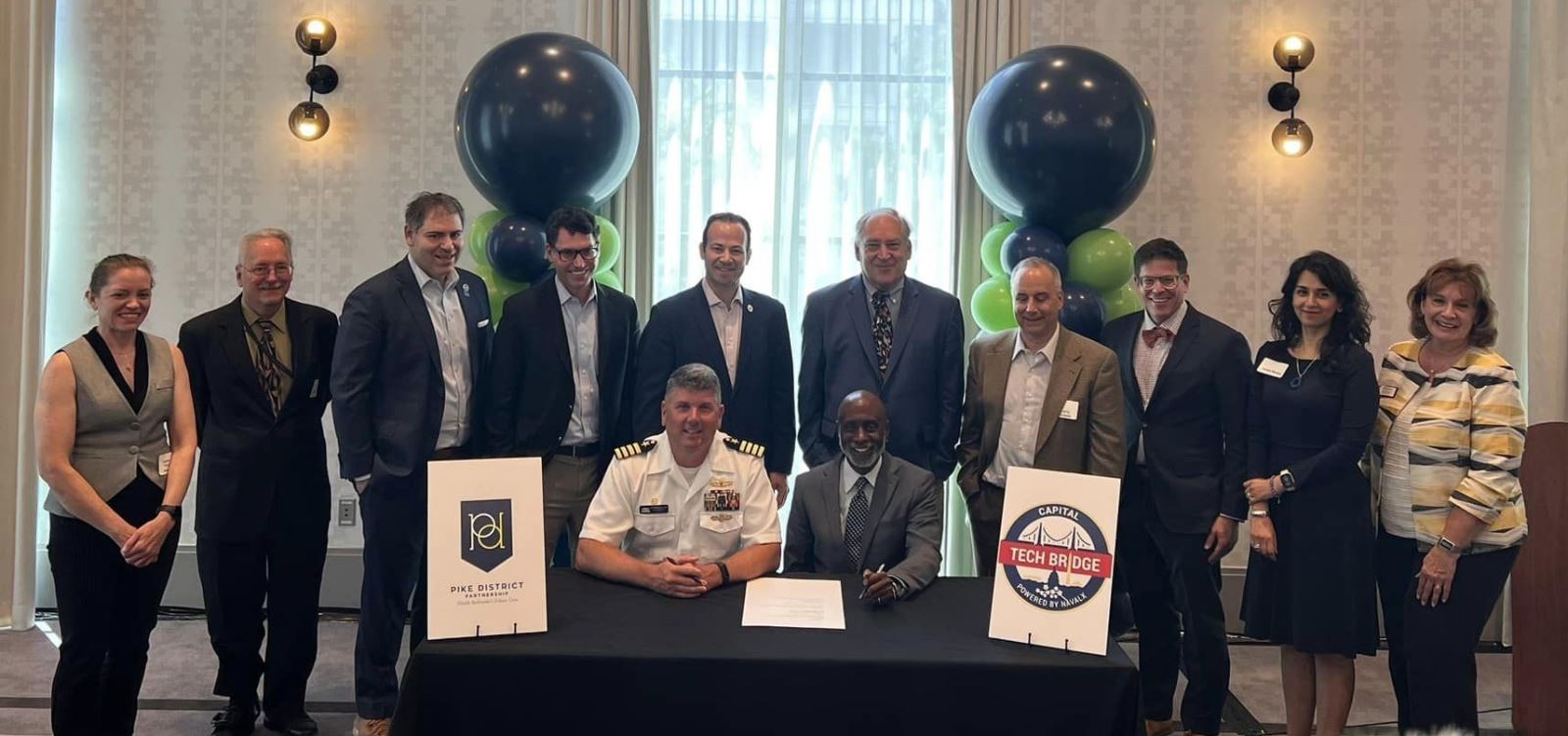 Des élus et des chefs d’entreprise posent pour une photo lors de la cérémonie de signature.