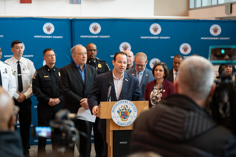 El presidente del Concejo Andrew Friedson habla en un podium en una conferencia de prensa enfocada en la prevención del crimen.