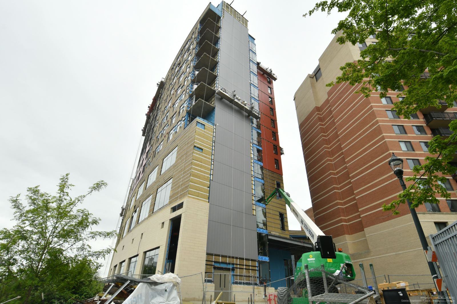 View of the building from Southwest corner in Apple Ave. Façade installation is in progress