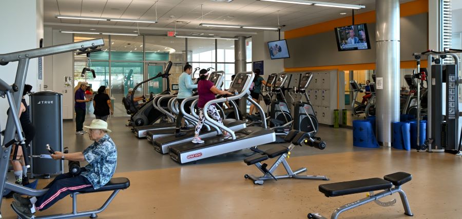人們在跑步機上行走並使用健身器材。圖片來源：蒙哥馬利休閒中心。