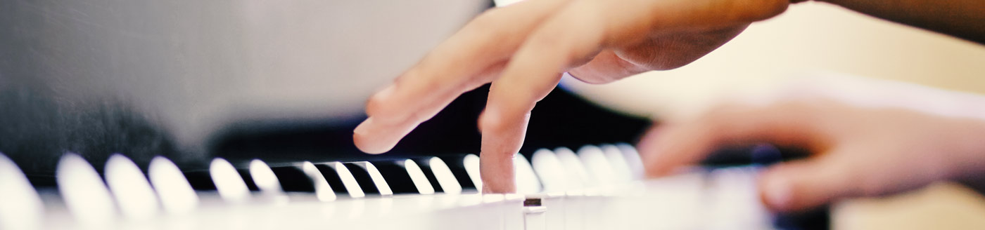 hands playing the piano